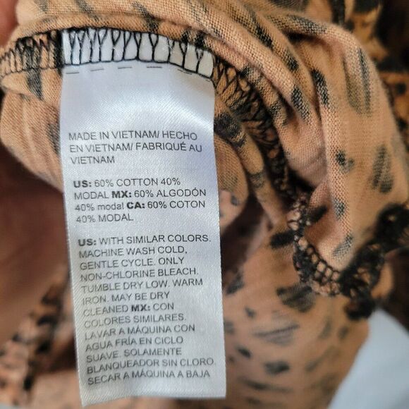 Chico's Large Animal Print Pullover Top front pocket hi-low hem 3/4 sleeves EUC - Picture 9 of 10